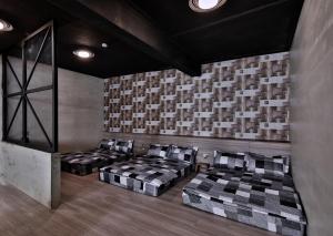 a room with two beds and a wall with blocks at 幸福滿屋 台南6人至40人包棟包層民宿 中西區花園 夜市附近住宿3分鐘 in Tainan +23 photos