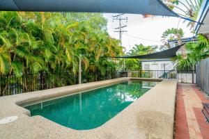 パーム・コーブにあるTropical Unit with Private Fenced Garden Close to The Beach 4の家の裏庭にあるプール