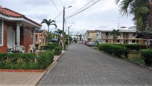 una calle adoquinada en un barrio residencial con casas en Puerto Esperanza - Cabaplan, en Tonsupa