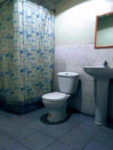 uma casa de banho com um WC e um lavatório em Selva Hospedaje em Valparaíso