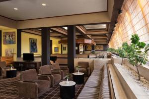 een lobby van een hotel met stoelen en een bar bij Abuja Continental Hotel in Abuja