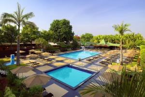 una vista aérea de una piscina con sillas y sombrillas en Abuja Continental Hotel, en Abuja
