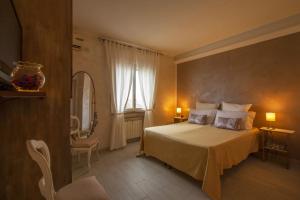 une chambre d'hôtel avec un lit et une fenêtre dans l'établissement ELA GUEST HOUSE, à Rome