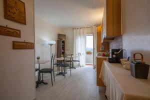 Η κουζίνα ή μικρή κουζίνα στο ELA GUEST HOUSE