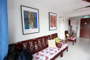 sala de estar con sofá y 2 sillas en Lantau Lodge en Hong Kong