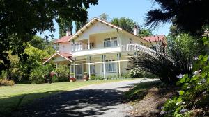 uma grande casa branca com uma entrada em Arles Historical Homestead em Whanganui