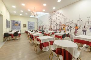 a dining room filled with tables and chairs at Hotel INN Rossio in Lisbon