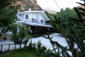 a building in the middle of a river at Casa Rural Arroyo Rechita in La Iruela