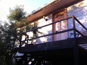 una casa con balcone sul lato di departamento valdivia a Valdivia