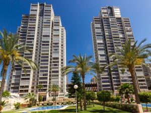 due edifici alti con palme in primo piano di Gemelos 20 - Beninter All Inclusive a Benidorm