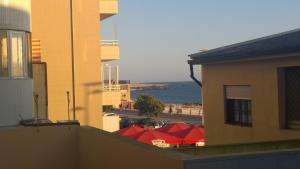 vistas al océano desde un edificio con techos rojos en Marginal Luminous Beach Apartment, en Vila do Conde