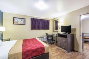 TV i/ili zabavni centar u objektu Econo Lodge Inn & Suites I-35 at Shawnee Mission