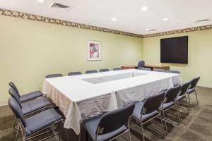 Gallery image of Econo Lodge Inn & Suites I-35 at Shawnee Mission in Overland Park