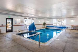 בריכת השחייה שנמצאת ב-Quality Inn & Suites West או באזור