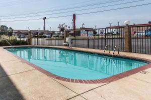 una piscina con acqua blu di fronte a una recinzione di Comfort Inn & Suites Hamilton Place a Chattanooga