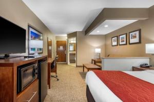 Habitación de hotel con cama y TV de pantalla plana. en Comfort Inn & Suites Hamilton Place, en Chattanooga