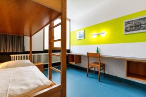 ein Schlafzimmer mit einem Etagenbett und einem Schreibtisch in der Unterkunft Jugendherberge Possenhofen in Pöcking