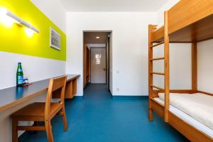 Jugendherberge Possenhofen tesisinde bir odada yatak veya yataklar