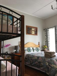 a bedroom with a bunk bed next to a bunk bed gmaxwell gmaxwell gmaxwell at Mini Homestay in Auckland