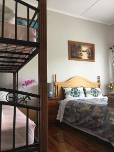 - une chambre avec un lit superposé à côté d'un lit superposé gmaxwell gmaxwell dans l'établissement Mini Homestay, à Auckland