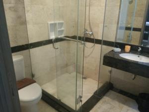 un bagno con doccia, WC e lavandino di Tulip Guest House a Bandung