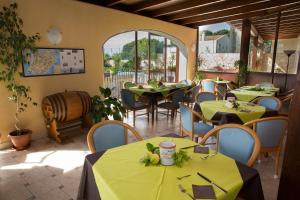 un restaurant avec des tables et des chaises et un tonneau de vin dans l'établissement Hotel Isola Di Mozia, à Marsala