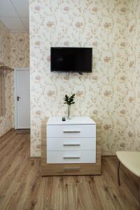 ヨシュカル・オラにあるHostel Comfortのリビングルーム(テレビ、白いドレッサー付)