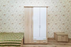 ヨシュカル・オラにあるHostel Comfortのベッドルーム(木製キャビネット、ベッド付)