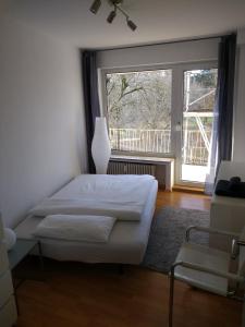 ein Schlafzimmer mit einem Bett und einem großen Fenster in der Unterkunft Ferienwohnung Parkblick in Bremen