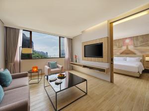 Телевизор и/или развлекательный центр в Holiday Inn Resort Krabi Ao Nang Beach by IHG