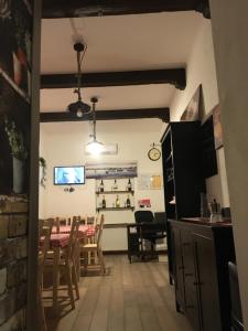Televízia a/alebo spoločenská miestnosť v ubytovaní Na tazzulel e cafe