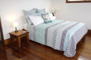Een bed of bedden in een kamer bij Haven on Glenaven B&B