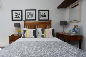 1 dormitorio con 1 cama grande y 2 mesitas de noche en Stay at Friends Economic Rooms, en Malkopvlei