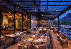Ein Restaurant oder anderes Speiselokal in der Unterkunft Holiday Inn Resort Krabi Ao Nang Beach, an IHG Hotel 