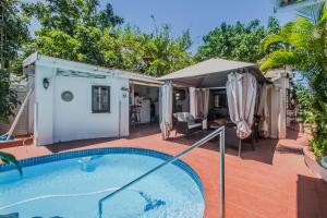 una casa con piscina e patio di HoneyPot Bed and Breakfast a Durban