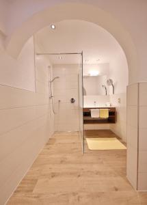 baño con ducha y puerta de cristal en Haus Oberacher, en Serfaus