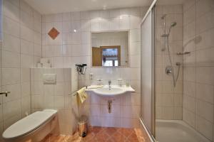 Koupelna v ubytování Haus Oberacher + 27 fotografií