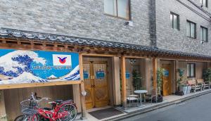 una bicicleta roja estacionada frente a un edificio en Holiday View Inn, en Tokio