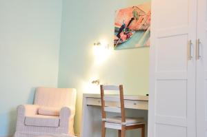 a room with a desk and a chair next to a desk at La Villa di Montagnana in Montagnana