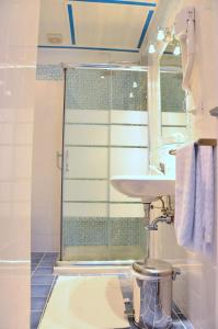 a bathroom with a shower and a sink at La Villa di Montagnana in Montagnana