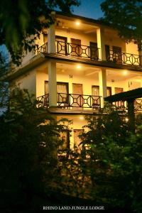 Un balcon sau o terasă la Rhino Land Jungle Lodge