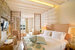 Ένα ή περισσότερα κρεβάτια σε δωμάτιο στο Petinos Beach Hotel