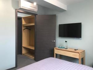 TV a/nebo společenská místnost v ubytování Dudman Hotel