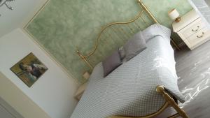 バルドリーノにあるFrida's Apartmentのベッドルームのベッド1台を見渡せます。