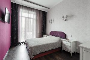 Un pat sau paturi într-o cameră la 2 Bedroom on Deribasovskaya Str.