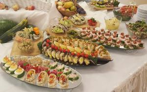 un buffet avec de nombreux types de nourriture sur une table dans l'établissement Hotel Chabrowy Dworek, à Teresin