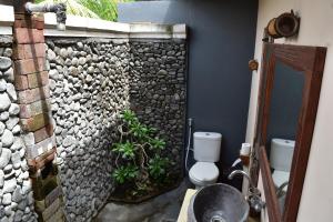 Ванная комната в Made Taro - Menjangan Homestay +80 фотографий
