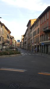 una calle vacía en una ciudad con edificios en Q21Apartment -The Silent charm, en Bérgamo
