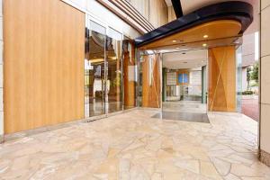 um átrio com piso de pedra num edifício em Business Hotel Noda em Noda