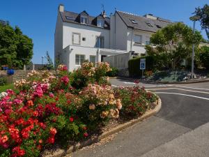 A garden outside Logis Hotel Belle-Vue